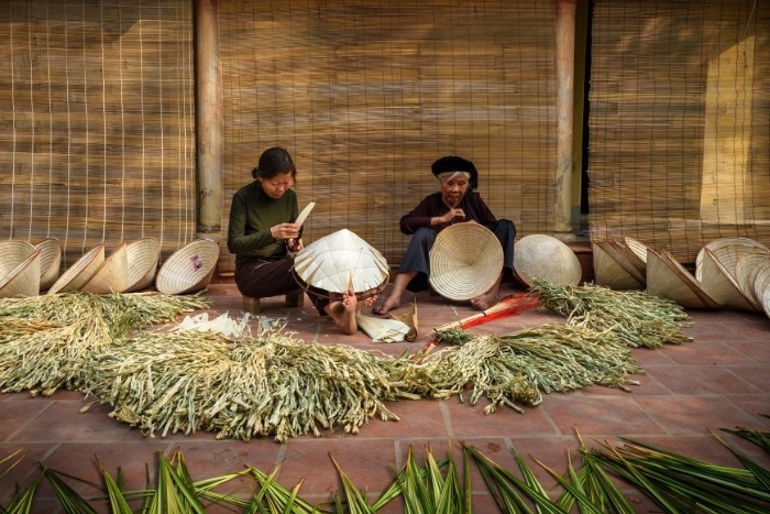 Making conical hats in Chuong village